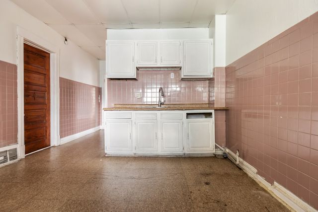1907 W Irving Park Road, Chicago, IL 60613