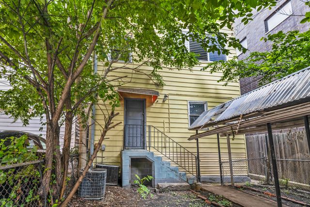 1907 W Irving Park Road, Chicago, IL 60613