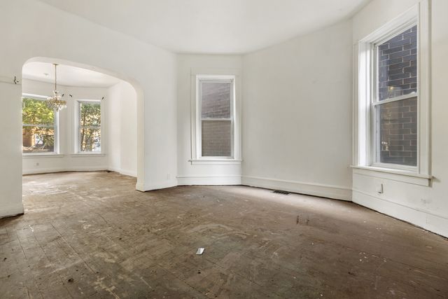 1907 W Irving Park Road, Chicago, IL 60613