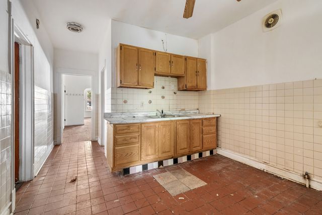 1907 W Irving Park Road, Chicago, IL 60613