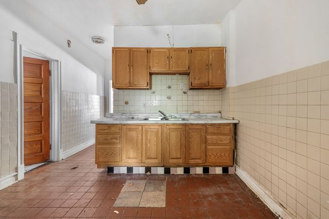 1907 W Irving Park Road, Chicago, IL 60613