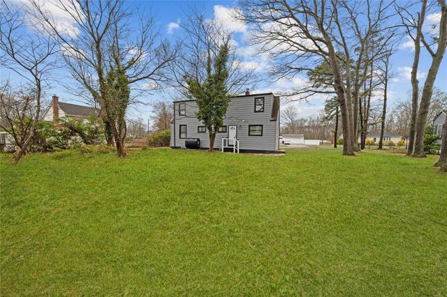 5 Duke Street, Bay Shore, NY 11706