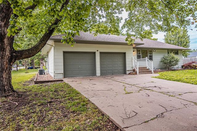 601 S Mulberry Street, Louisburg, KS 66053