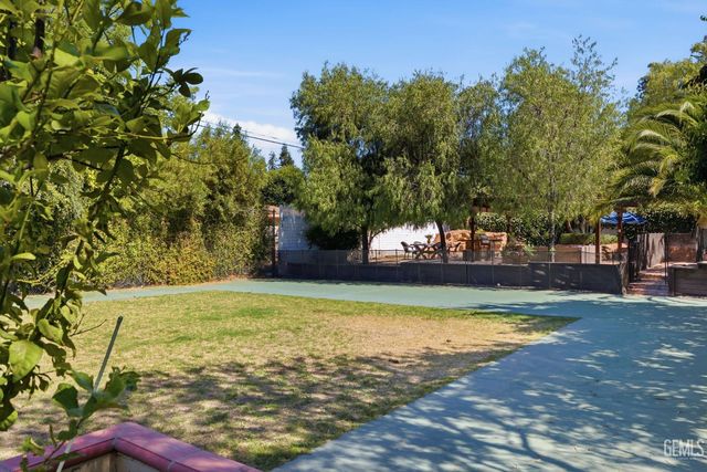4265 Country Club Drive, Bakersfield, CA 93306