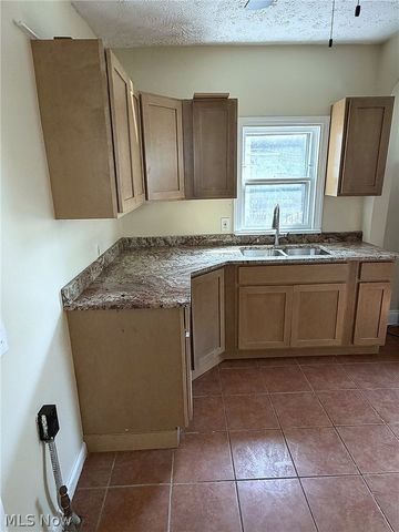 932 Vineshire Road, Cleveland Heights, OH 44121