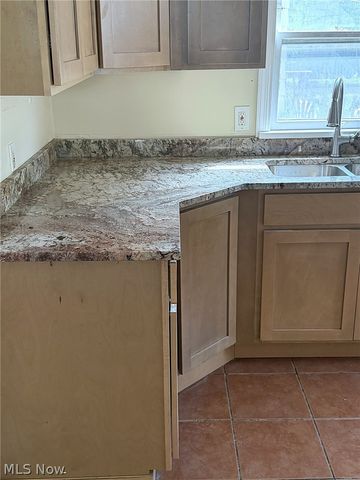 932 Vineshire Road, Cleveland Heights, OH 44121