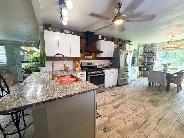 228 Appaloosa Drive, Los Lunas, NM 87031