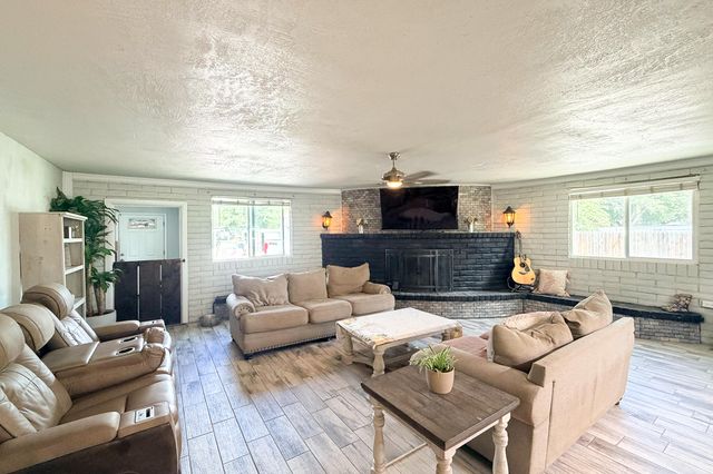 228 Appaloosa Drive, Los Lunas, NM 87031