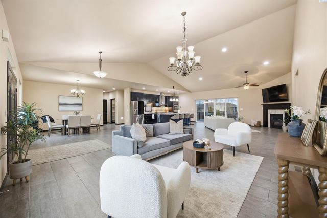 662 S Hawaii Pl, Kennewick, WA 99336