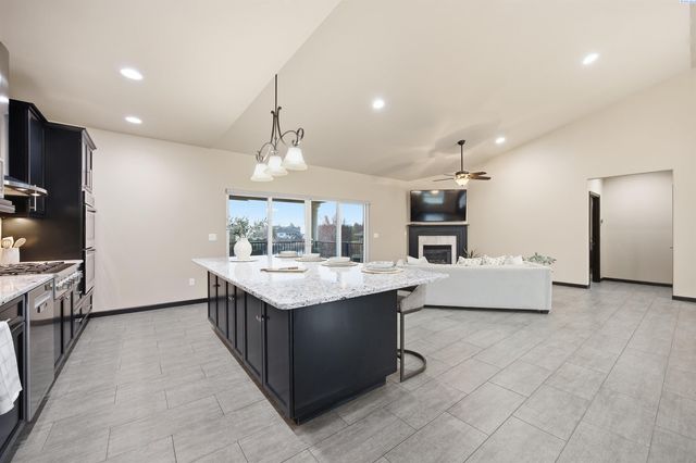 662 S Hawaii Pl, Kennewick, WA 99336