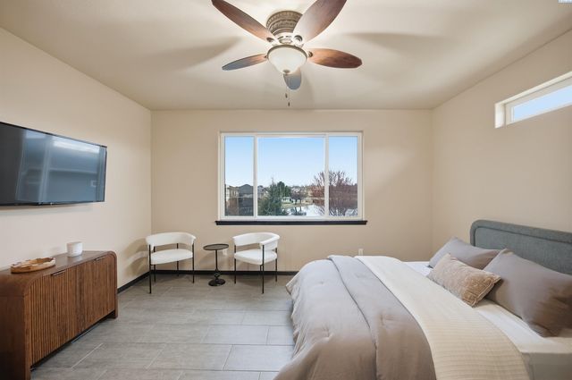 662 S Hawaii Pl, Kennewick, WA 99336