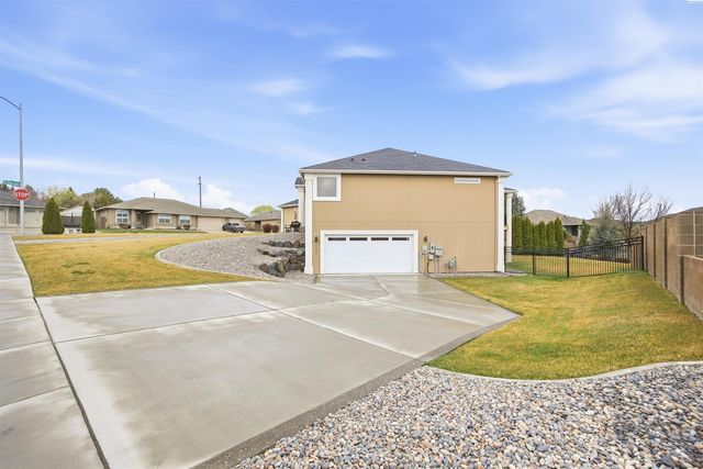 662 S Hawaii Pl, Kennewick, WA 99336