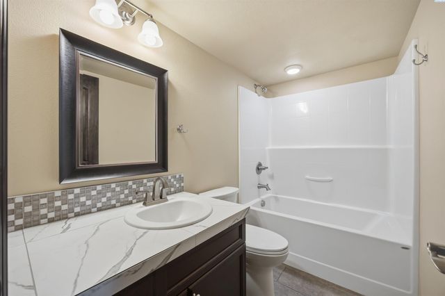 662 S Hawaii Pl, Kennewick, WA 99336