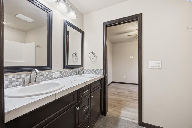 662 S Hawaii Pl, Kennewick, WA 99336