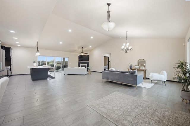 662 S Hawaii Pl, Kennewick, WA 99336