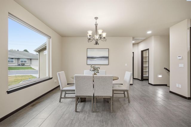 662 S Hawaii Pl, Kennewick, WA 99336