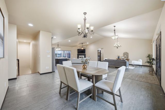 662 S Hawaii Pl, Kennewick, WA 99336