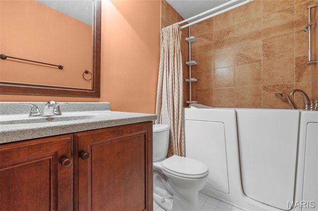 10 Shadowridge Court, St Peters, MO 63376