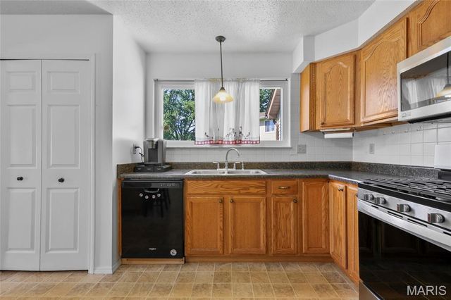 10 Shadowridge Court, St Peters, MO 63376
