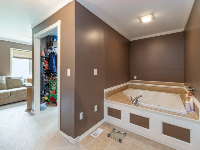 1506 W 17th Street S, Newton, IA 50208