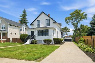 9925 S Beverly Avenue, Chicago, IL 60643