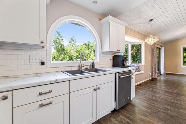 N1947 Forest Ridge DRIVE, La Crosse, WI 54601