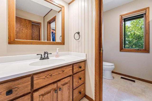 N1947 Forest Ridge DRIVE, La Crosse, WI 54601