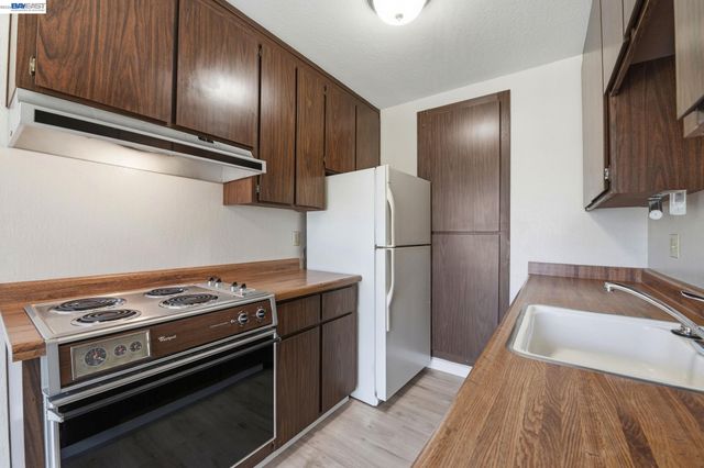 14615 Doolittle Dr, San Leandro, CA 94577