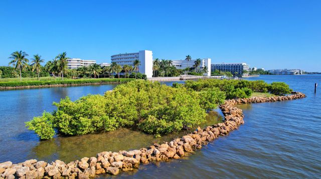 2505 S Ocean Boulevard 403, Palm Beach, FL 33480