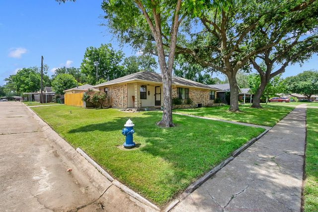 4923 Saxon Drive, Houston, TX 77092