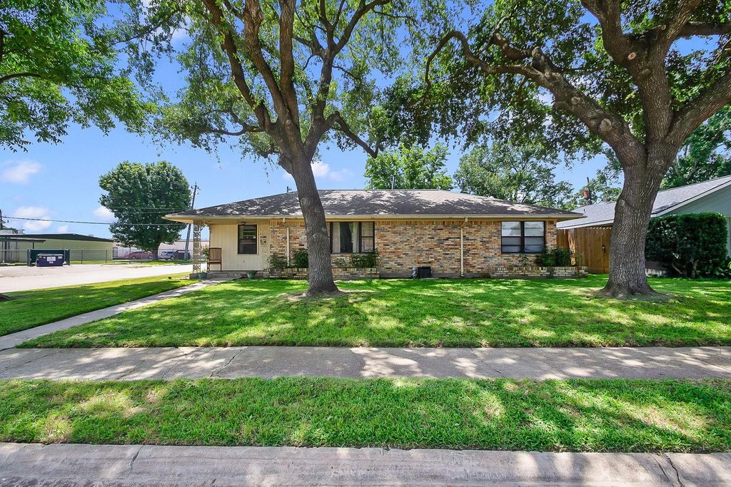 4923 Saxon Drive, Houston, TX 77092