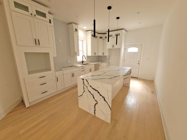 6442 S INGLESIDE Avenue, Chicago, IL 60637