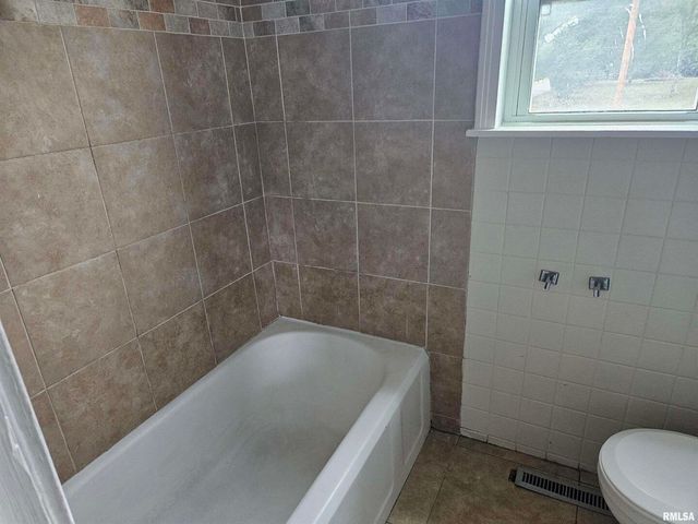 101 E WEBSTER Street, Benton, IL 62812