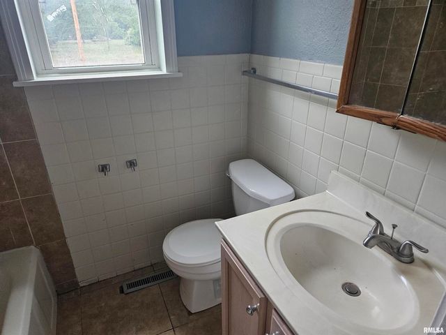 101 E WEBSTER Street, Benton, IL 62812