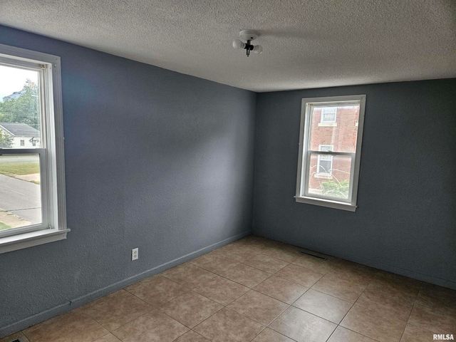 101 E WEBSTER Street, Benton, IL 62812