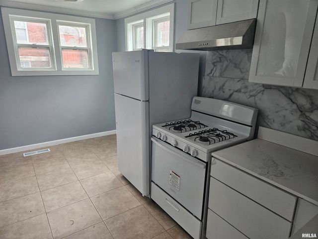 101 E WEBSTER Street, Benton, IL 62812