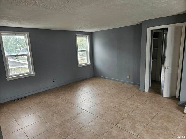 101 E WEBSTER Street, Benton, IL 62812