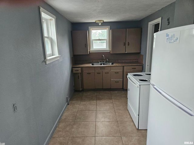 101 E WEBSTER Street, Benton, IL 62812