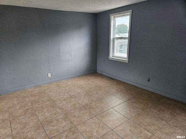 101 E WEBSTER Street, Benton, IL 62812