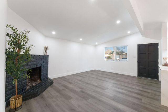 1293 N Bailey Avenue, Fresno, CA 93727