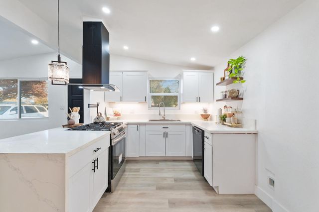 1293 N Bailey Avenue, Fresno, CA 93727