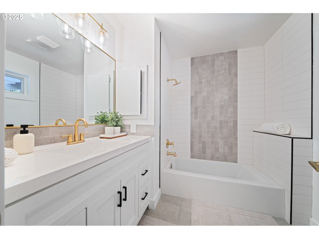 42600 E LARCH MOUNTAIN Rd, Corbett, OR 97019