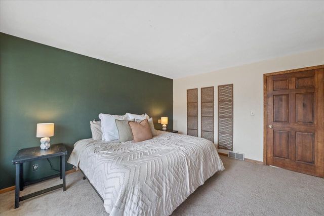 N51W27909 N Willow Creek DRIVE, Pewaukee, WI 53072