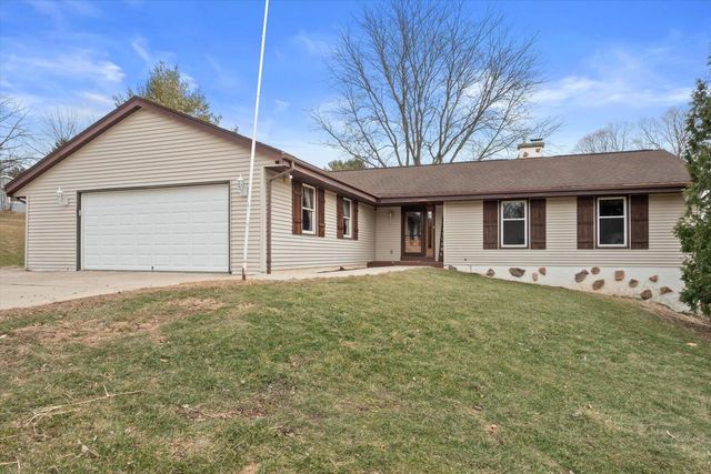 N51W27909 N Willow Creek DRIVE, Pewaukee, WI 53072