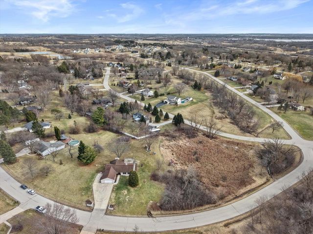 N51W27909 N Willow Creek DRIVE, Pewaukee, WI 53072