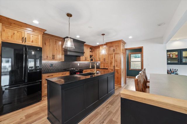 N51W27909 N Willow Creek DRIVE, Pewaukee, WI 53072