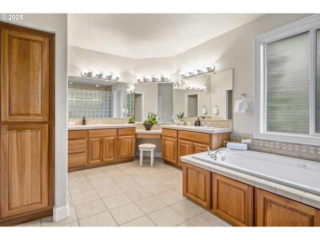 1627 Nw 35TH Cir, Camas, WA 98607