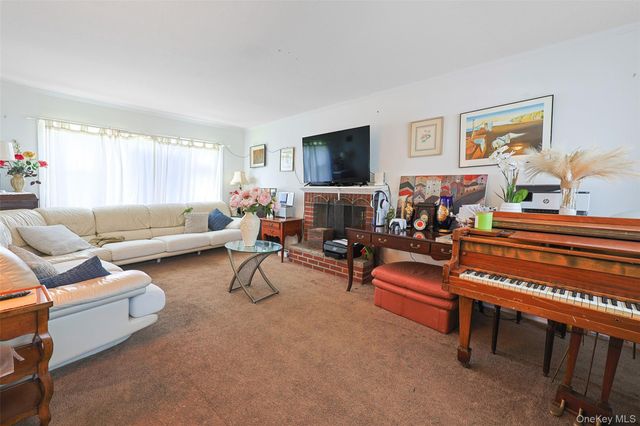 84 Middle Neck Road, Roslyn, NY 11576