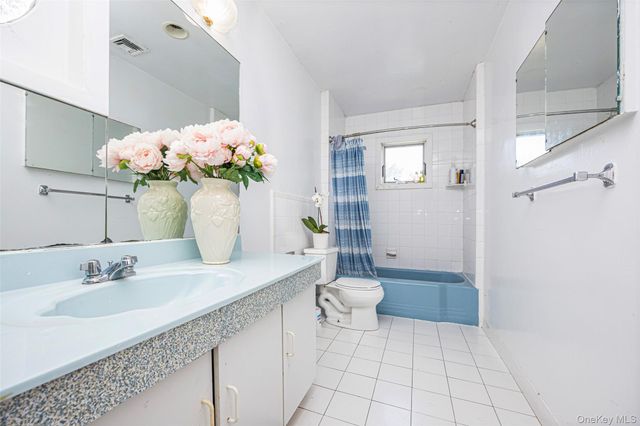 84 Middle Neck Road, Roslyn, NY 11576