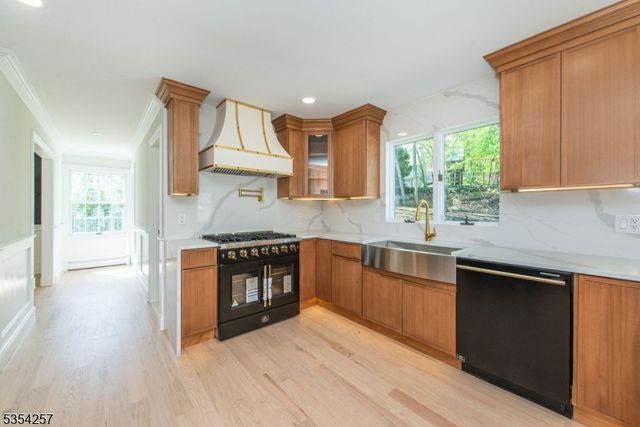 9 Rogers Ct, Midland Park Boro, NJ 07432